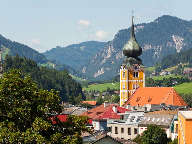 Blick auf die Katholische Pfarrkirche in Schladming