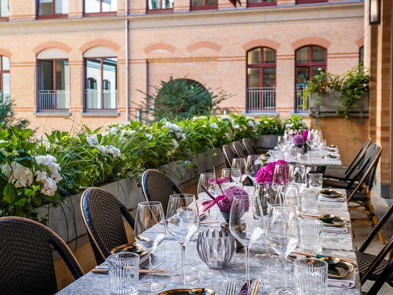Das Designhotel TORTUE Hamburg vereint Tradition und Moderne gekonnt. Gedeckte Tafel auf einem Balkon im TORTUE Hamburg