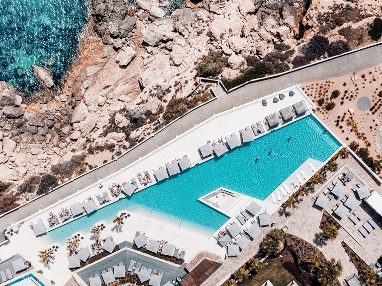Spektakuläre Luftaufnahme: der Pool des 7 Pines Ibiza Luftaufnahme 7 Pines Ibiza