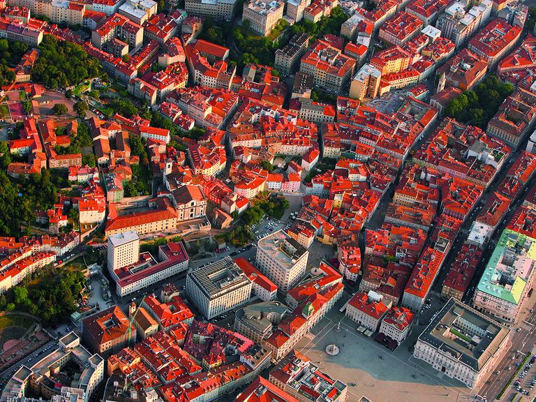 Triest ist bei deutschen Reisenden noch unterschätzt – und daher eigentlich nie überfüllt. Blick von oben auf Triest