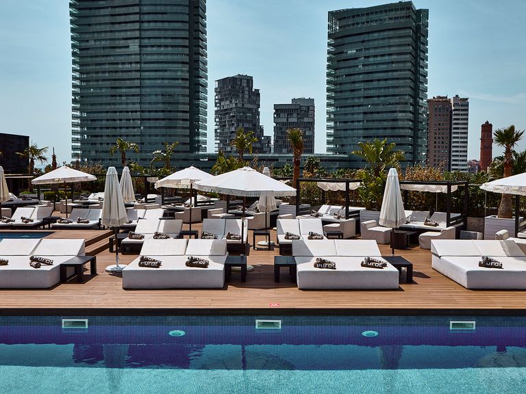 Purobeach Barcelona, Hochhäuser und Sunbeds