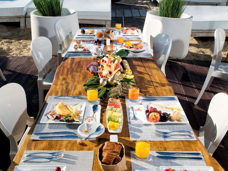 Blick aufs Meer und Tisch mit Essen, The Beach by Ushuaïa