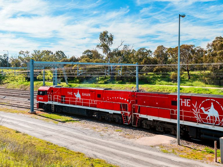 Der The Ghan rattert von Adelaide bis nach Darwin. The Ghan rattert auf den Gleisen von Adelaide