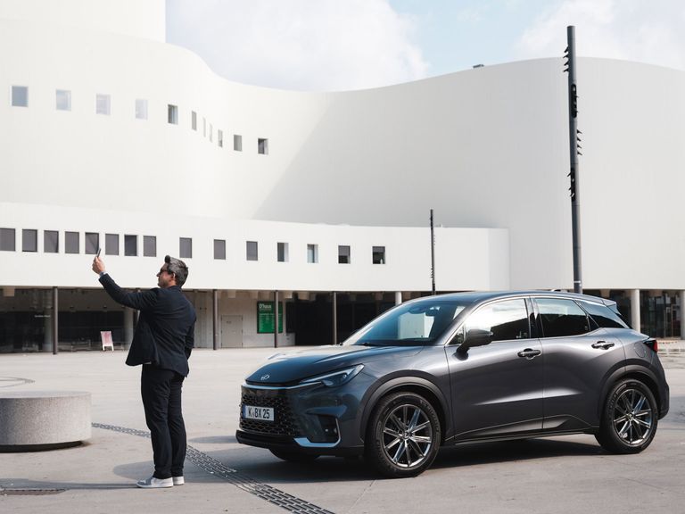 Tohru Nakamura vor dem Lexus LBX