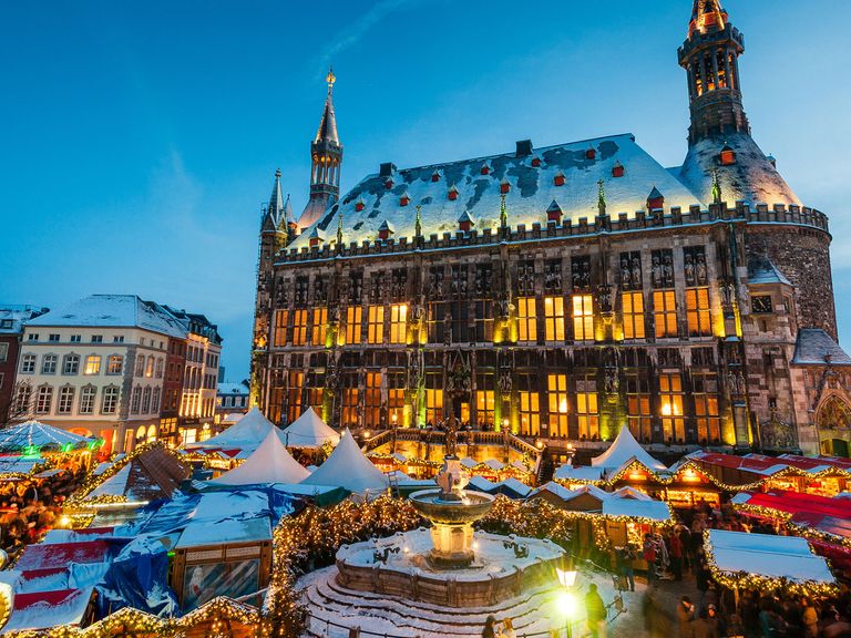 Der Aachener Weihnachtsmarkt ist neben seinen Printen auch für die zauberhafte Kulisse berühmt. Blick auf den Weihnachtsmarkt in Aachen
