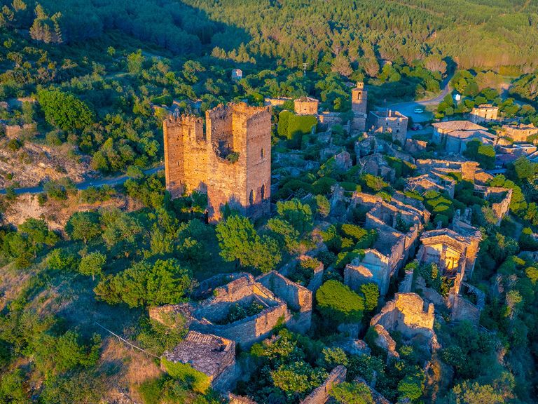 Blick auf die Geisterstadt Ruesta mit ihrem Schloss Blick auf Ruesta und sein Schloss, Spanien