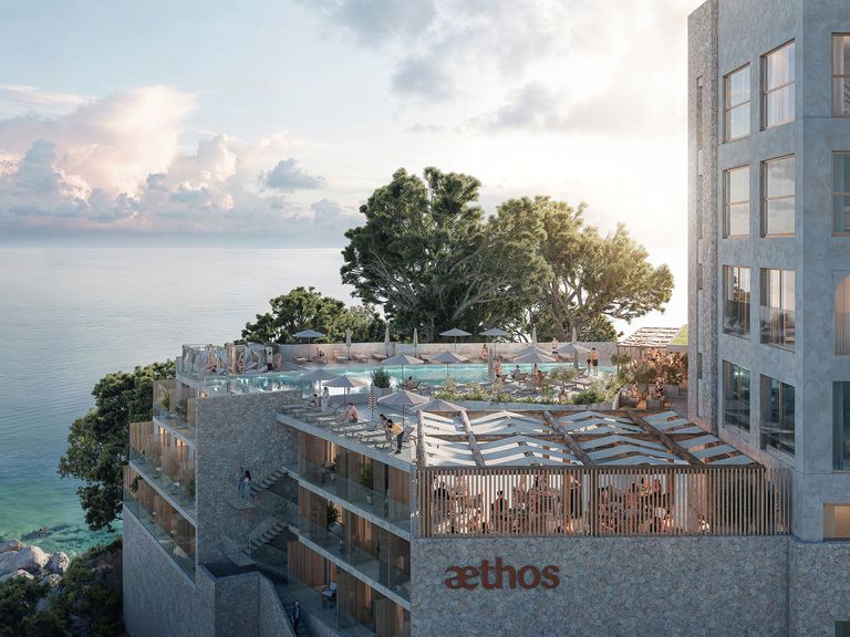 Blick von außen auf das neue Hotel Aethos Mallorca, Meer im Hintergrund