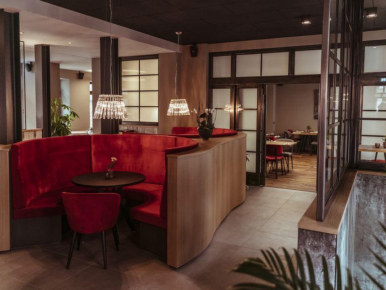 Schon seit den 1930er Jahren gibt es das Hotel Alexxanders in Chemnitz. Lobby im Alexxanders, Chemnitz