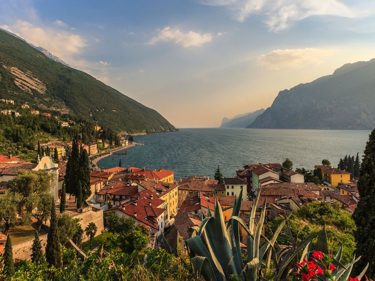 In Torbole finden sich zahlreiche Cafés und Restaurants, doch besonders Wassersportler kommen hier auf ihre Kosten.
Blick über Torbole hin zum Gardasee