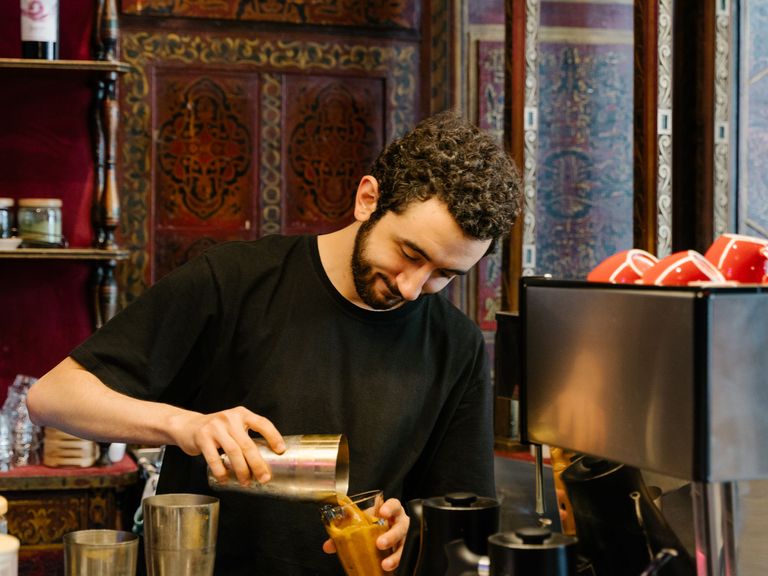 Barista im Lumen Coffee 1936