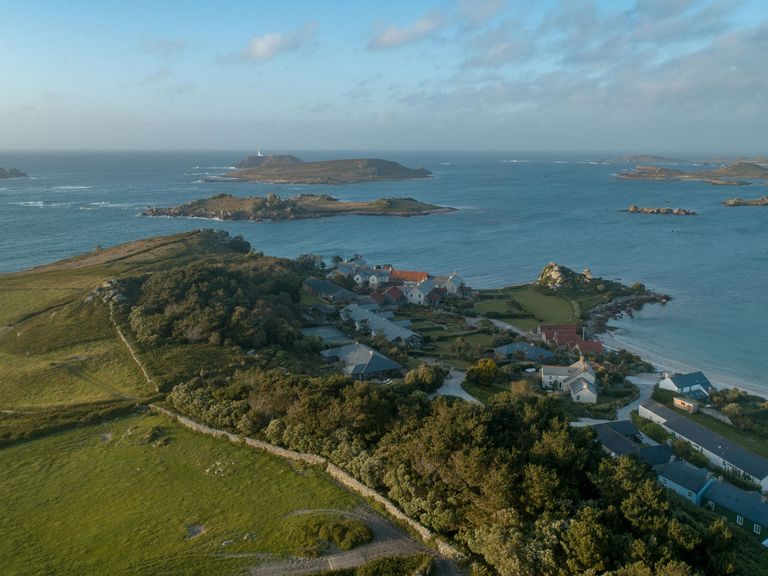 Die Scilly Islands liegen vor der Küste von Cornwall, nur fünf Inseln des Archipels sind bewohnt. Luftaufnahme Scilly Islands
