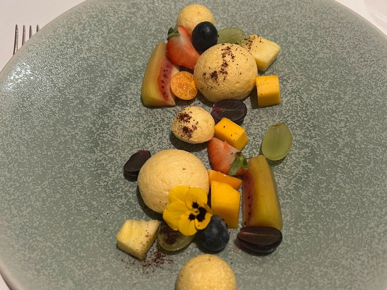 Obst und Vanilleschaum