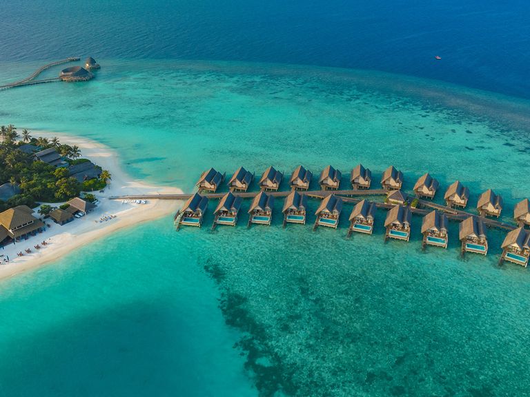 Die ikonischen Overwater Villen gehören zu den Malediven wie der weiße Strand zum türkisblauen Wasser. Overwater Villen im Constance Faarufushi, Malediven