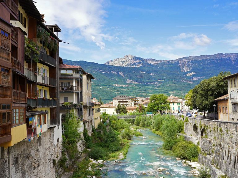 Rovereto und Fluss Leno, Trentino, Italien