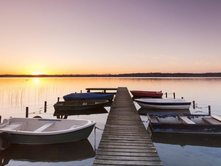 Ob zum Paddeln oder Schwimmen: der Ratzeburger See ist bei Ausflüglern beliebt. Ratzeburger See bei Sonnenuntergang, Schleswig-Holstein