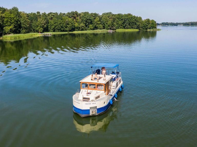 Tinka Dippel mit Familie auf dem Hausboot in Brandenburg