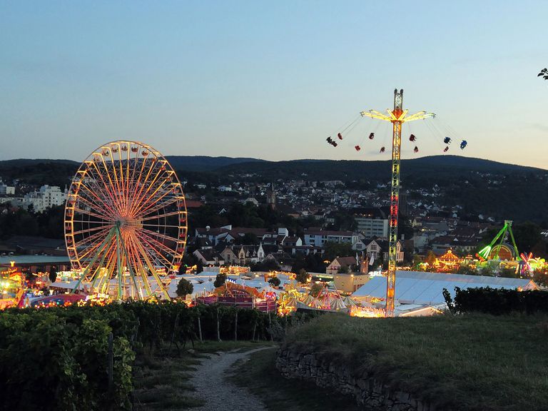 Blick auf den Wurstmarkt Bad Dürkheim und seine Fahrgeschäfte Blick auf den Wurstmarkt Bad Dürkheim