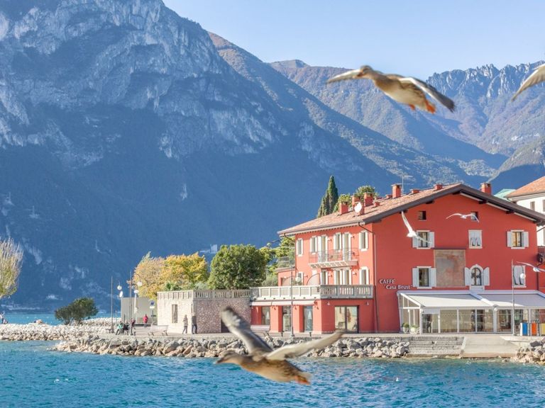 Gute Bedingungen: Torbole am Gardasee ist beliebt bei Windsurfern und anderen Athleten. Torbole