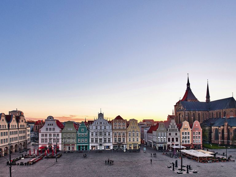 Bunte Giebelhäuser am Neuen Markt in Rostock