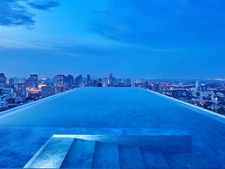 Hier zu sehen: der Rooftop-Pool im Hotel 137 Pillars in Bangkok. Rooftop-Pool im Hotel 137 Pillars in Bangkok