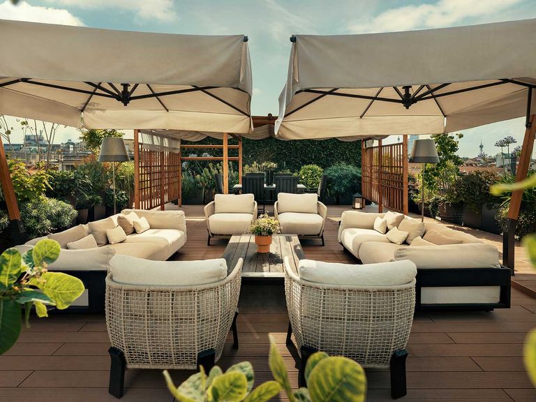 Hier zu sehen: die hübsche Terrasse der Bulgari Suite im Bulgari Hotel Milano. Terrasse des Bulgari Hotel Milano