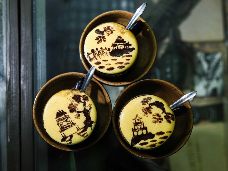 Drei Tassen Eierkaffee von oben, Hanoi (Vietnam)