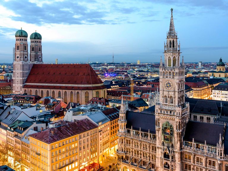 Blick von oben auf den Marienplatz in M&uuml;nchen 