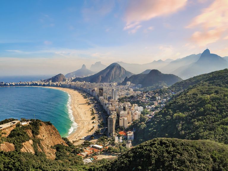 Steile Felsen, lange Strände und ein Lebensgefühl: Rio de Janeiro Blick auf die Copacabana in Rio de Janeiro, Brasilien