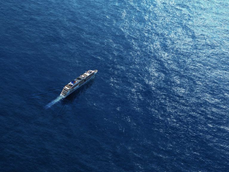 Hier zu sehen: die MS Europa von Hapag-Lloyd Cruises auf den Weltmeeren. MS Europa von Hapag-Lloyd Cruises, Luftaufnahme