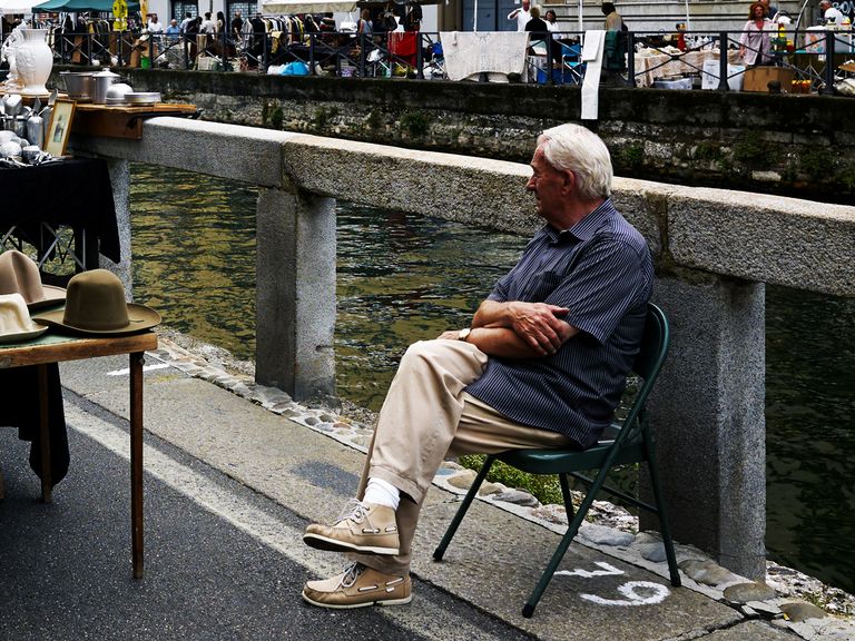 Ein Verkäufer auf einem Flohmarkt im Navigli-Viertel von Mailand