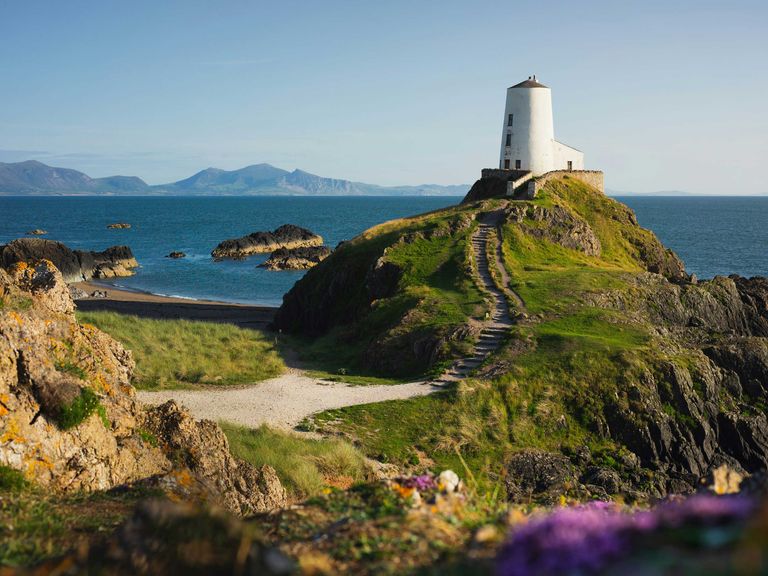 Die Insel namens Ynys Llanddwyn liegt im Nordwesten von Wales. Leuchtturm auf der Insel Ynys Llanddwyn, Wales