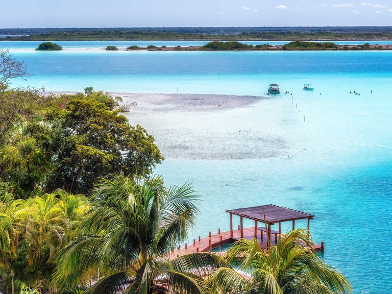 Blick auf die Bacalar-Lagune auf der Halbinsel Yucatán Blick auf die Bacalar-Lagune auf der Halbinsel Yucatán, Mexiko