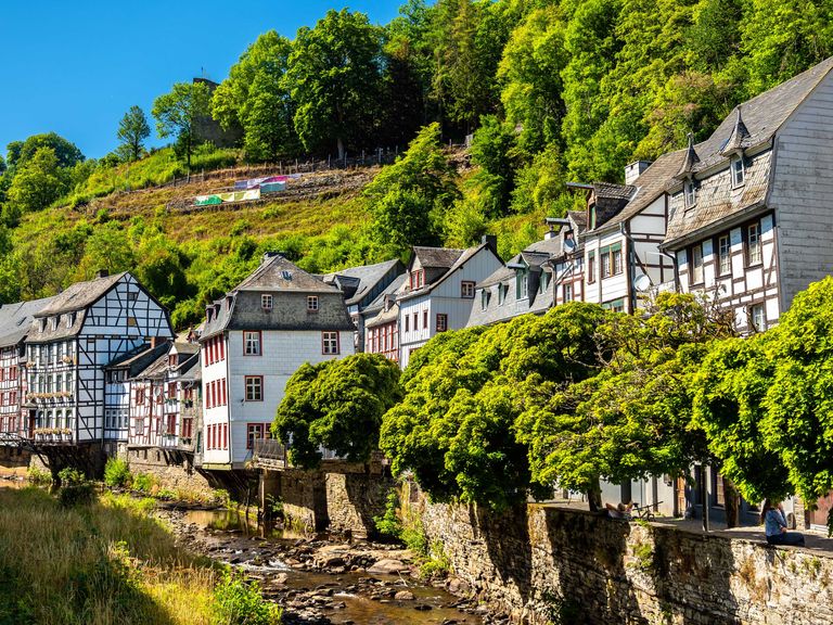 Monschau in der Eifel ist in den letzten Jahren zum Instagram-Hotspot avanciert. Fachwerkhäuser in Monschau, Eifel