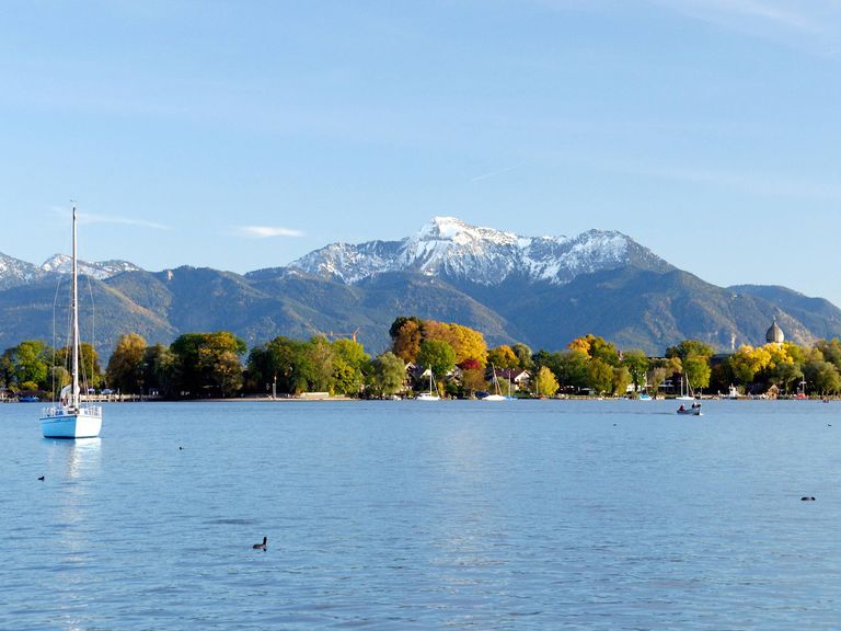Dramatische Kulisse: der Chiemsee und das Chiemgau von Bayern Chiemgau und Chiemsee vor den Alpen, Bayern