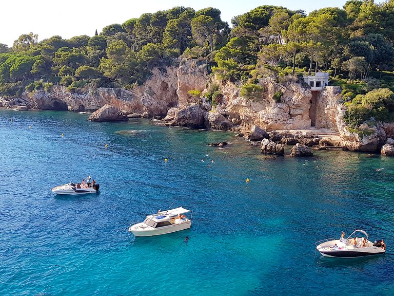 Kleine Boote schippern im Cap d'Antibes, C&ocirc;te d'Azur