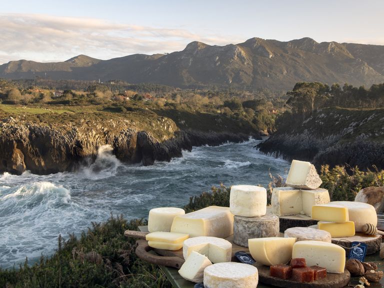 Spezialit&auml;ten aus Asturien vor einer Landschaft