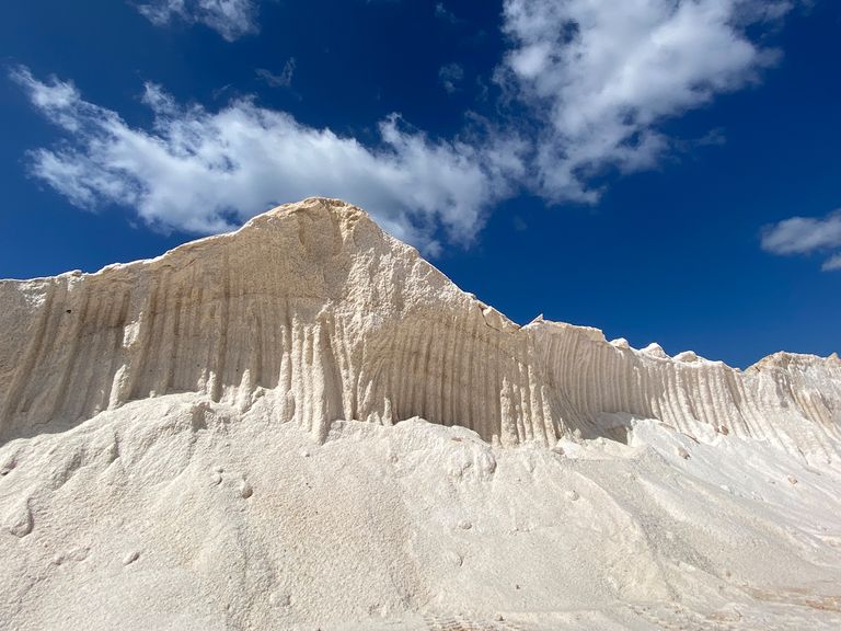 Weiße Berge, die sich gen Himmel türmen, gibt es auf dem Gelände der Salinen d’Es Trenc zu bestaunen. Mallorca Ausflüge, Salinen d'Es Trenc