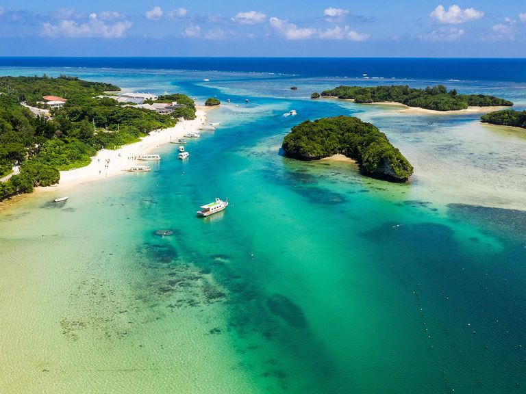 Die Okinawa-Inseln verbinden abgelegene Strände mit pulsierenden Städten. Okinawa-Inseln in Japan, Lagune auf Ishigaki