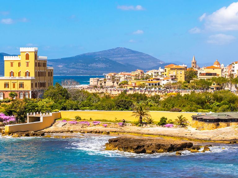 Küste der Stadt Alghero in Sardinien
