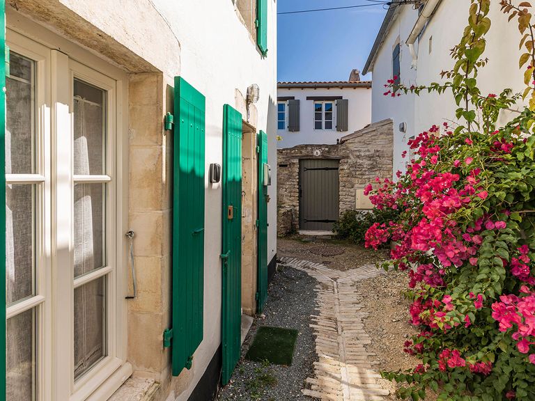 Weißgetünchte Häuser, so weit das Auge reicht: Die Île de Ré wird nicht umsonst auch „die weiße Insel“ genannt. weiße Gasse in Ars-en-Ré, Île de Ré