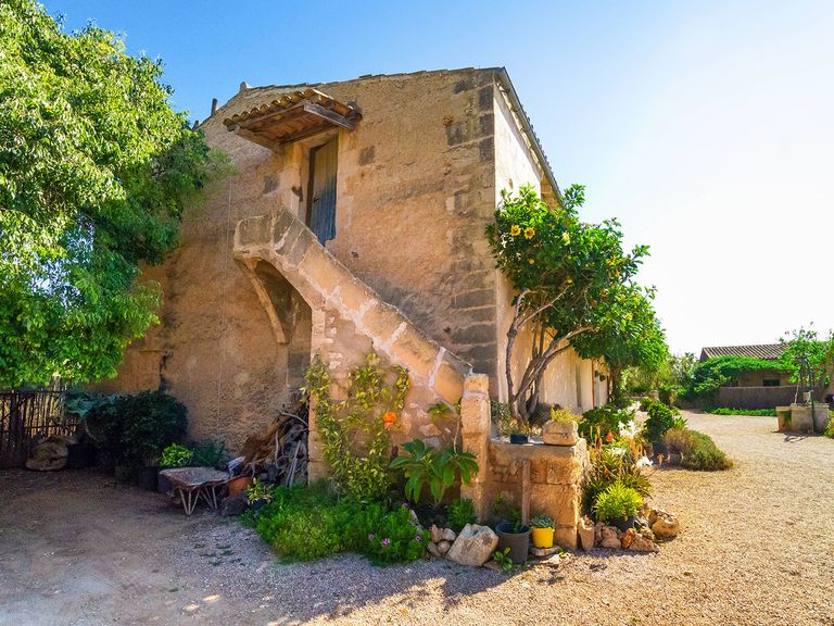 Auf Mallorca locken zahlreiche hübsche Fincas, einige davon dienen auch als Hochzeits-Location.  Finca auf Mallorca, Symbolfoto