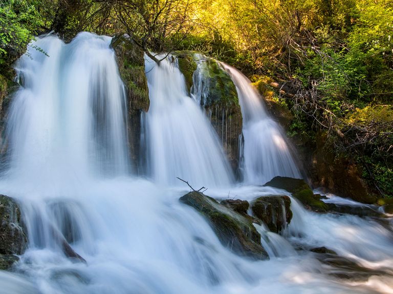Im Nationalpark Cadamoixera erwartet Besucher:innen auch der Adou-Wasserfall. Adou-Wasserfall in der Region Berguedà, Nationalpark Cadamoixera