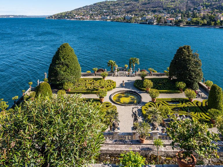 Die Isola Bella ist geprägt von italienischen Terrassen mit Blick auf den Lago Maggiore. Isola Bella, italienische Terrasse mit Blick auf den Lago maggiore