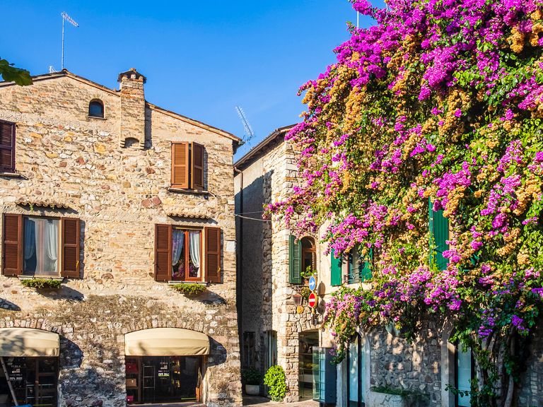 Das Blumenhaus in der Altstadt von Sirmione ist ein beliebtes Fotomotiv. Die Altstadt von Sirmione