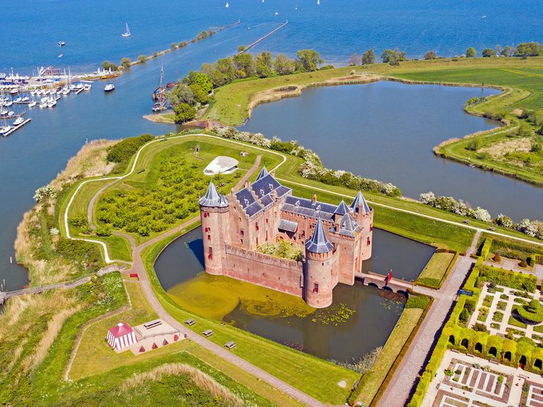 Eines der schönsten Schlösser der Niederlande ist definitiv das Muiderslot. Luftaufnahme Muiderslot in den Niederlanden