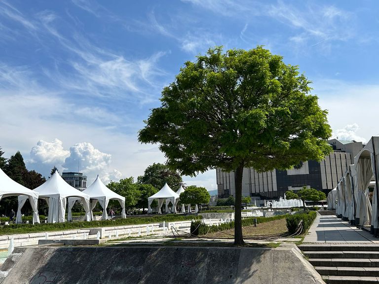 Park in Sofia, im Hintergrund der Nationale Kulturpalast