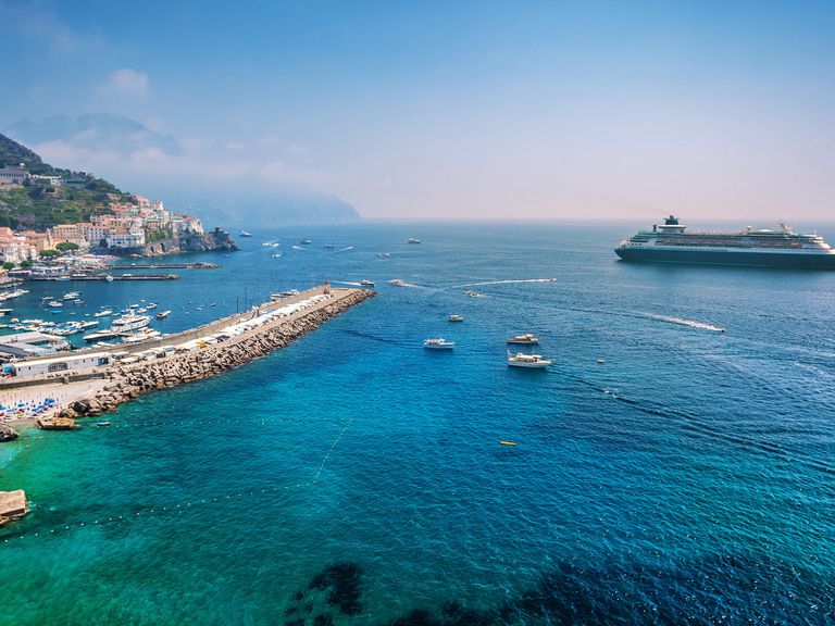Beliebter Stopp für Kreuzfahrtschiffe: Die italienische Amalfi-Küste Ein Kreuzfahrtschiff im Mittelmeer vor der Amalfi-Küste