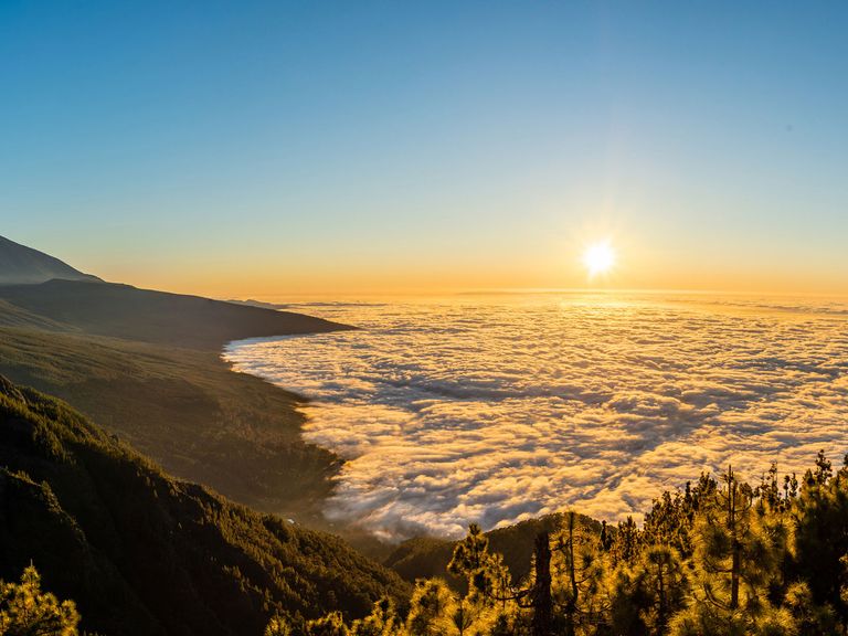 Ein Muss beim Wandern auf Teneriffa: der Nationalpark El Teide rund um den gleichnamigen Vulkan. Blick auf die Wolken im Nationalpark El Teide, Teide hinten links