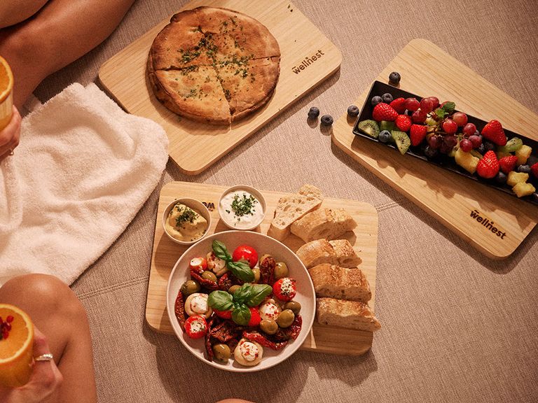 Salat, Focaccia, Obst und Dips