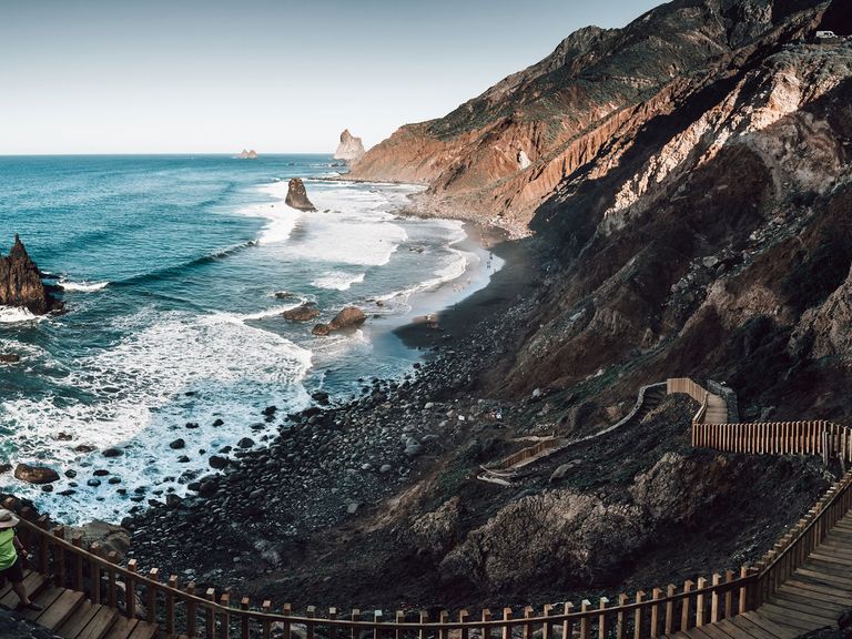 Blick auf die Playa de Benijo, Person geht Steintreppen zum Strand hinunter